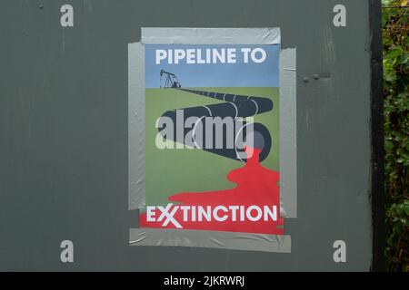 CHERTSEY, Surrey, Großbritannien. 3.. August 2022. Teil des Protestlagers. Ein erfahrener Klimaaktivist, bekannt als Digger, gräbt derzeit einen Tunnel in Chertsey an Land, wo ExxonMobil eine neue Flugkraftstoff-Pipeline nach London Heathrow baut. Die Stop the Pipeline to Exxtinction-Gruppe fordert keine neuen Investitionen oder Erweiterungen in die Infrastruktur fossiler Brennstoffe. Quelle: Maureen McLean/Alamy Live News Stockfoto