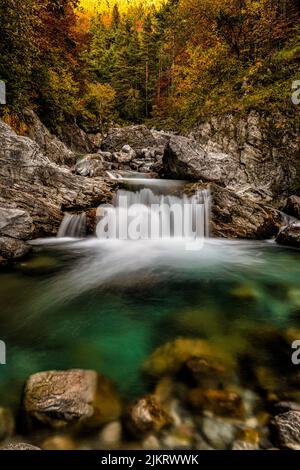 Italien Alta alpi Liguri Valle Tanaro Landschaft und Fluss Stockfoto