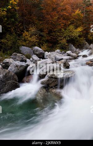 Italien Alta alpi Liguri Valle Tanaro Landschaft und Fluss Stockfoto