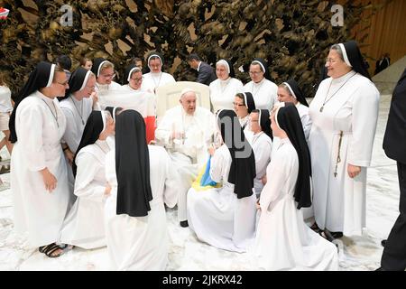 Vatikan, Vatikan. 03. August 2022. Italien, Rom, Vatikan, 22/08/03 Papst Franziskus bei seiner wöchentlichen Generalaudienz in der Aula Paul VI. Im Vatikan Foto von Vatican Media/Catholic Press Photo. BESCHRÄNKT AUF REDAKTIONELLE VERWENDUNG - KEIN MARKETING - KEINE WERBEKAMPAGNEN Kredit: Unabhängige Fotoagentur/Alamy Live News Stockfoto