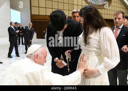 Vatikan, Vatikan. 03. August 2022. Italien, Rom, Vatikan, 22/08/03 Papst Franziskus bei seiner wöchentlichen Generalaudienz in der Aula Paul VI. Im Vatikan Foto von Vatican Media/Catholic Press Photo. BESCHRÄNKT AUF REDAKTIONELLE VERWENDUNG - KEIN MARKETING - KEINE WERBEKAMPAGNEN Kredit: Unabhängige Fotoagentur/Alamy Live News Stockfoto