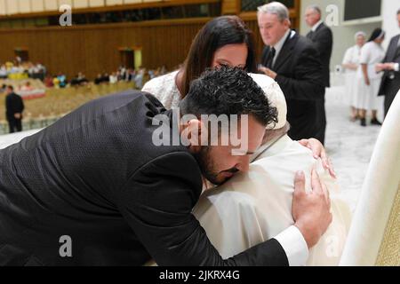 Vatikan, Vatikan. 03. August 2022. Italien, Rom, Vatikan, 22/08/03 Papst Franziskus bei seiner wöchentlichen Generalaudienz in der Aula Paul VI. Im Vatikan Foto von Vatican Media/Catholic Press Photo. BESCHRÄNKT AUF REDAKTIONELLE VERWENDUNG - KEIN MARKETING - KEINE WERBEKAMPAGNEN Kredit: Unabhängige Fotoagentur/Alamy Live News Stockfoto