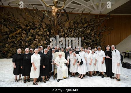 Vatikan, Vatikan. 03. August 2022. Italien, Rom, Vatikan, 22/08/03 Papst Franziskus bei seiner wöchentlichen Generalaudienz in der Aula Paul VI. Im Vatikan Foto von Vatican Media/Catholic Press Photo. BESCHRÄNKT AUF REDAKTIONELLE VERWENDUNG - KEIN MARKETING - KEINE WERBEKAMPAGNEN Kredit: Unabhängige Fotoagentur/Alamy Live News Stockfoto