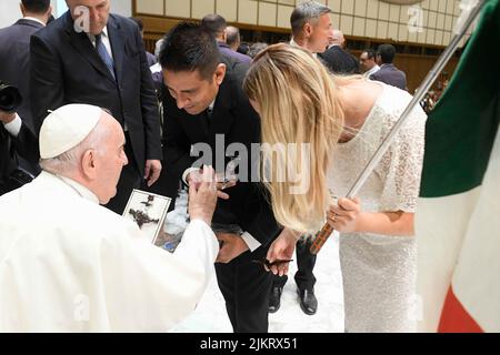 Vatikan, Vatikan. 03. August 2022. Italien, Rom, Vatikan, 22/08/03 Papst Franziskus bei seiner wöchentlichen Generalaudienz in der Aula Paul VI. Im Vatikan Foto von Vatican Media/Catholic Press Photo. BESCHRÄNKT AUF REDAKTIONELLE VERWENDUNG - KEIN MARKETING - KEINE WERBEKAMPAGNEN Kredit: Unabhängige Fotoagentur/Alamy Live News Stockfoto