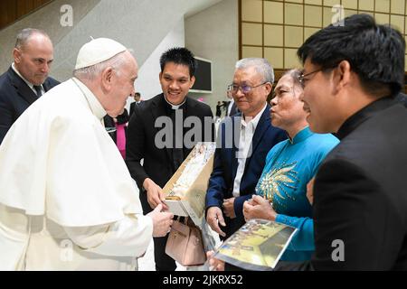 Vatikan, Vatikan. 03. August 2022. Italien, Rom, Vatikan, 22/08/03 Papst Franziskus bei seiner wöchentlichen Generalaudienz in der Aula Paul VI. Im Vatikan Foto von Vatican Media/Catholic Press Photo. BESCHRÄNKT AUF REDAKTIONELLE VERWENDUNG - KEIN MARKETING - KEINE WERBEKAMPAGNEN Kredit: Unabhängige Fotoagentur/Alamy Live News Stockfoto