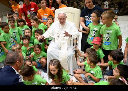 Vatikan, Vatikan. 03. August 2022. Italien, Rom, Vatikan, 22/08/03 Papst Franziskus bei seiner wöchentlichen Generalaudienz in der Aula Paul VI. Im Vatikan Foto von Vatican Media/Catholic Press Photo. BESCHRÄNKT AUF REDAKTIONELLE VERWENDUNG - KEIN MARKETING - KEINE WERBEKAMPAGNEN Kredit: Unabhängige Fotoagentur/Alamy Live News Stockfoto