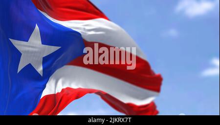 Die Flagge von Puerto Rico winkt an einem klaren Tag im Wind. Puerto Rico ist eine karibische Insel und ein nicht eingebautes Gebiet der Vereinigten Staaten Stockfoto