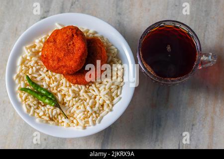 Selektiver Fokus von 'Aloo Chop', einem indischen Snack aus Gramm Mehl und Kartoffeln. Stockfoto