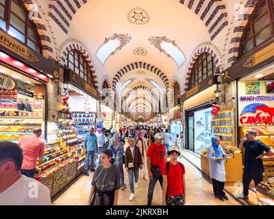 Istanbul, Türkei, 07.14.2022: Ägyptischer Basar (Misir Carsisi) oder Gewürzmarkt zu Öffnungszeiten. Shopping Touristen historischen Großen Basar. Arkaden Stockfoto