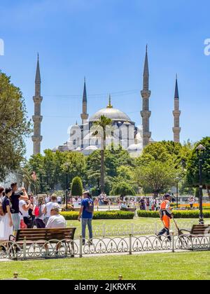 Istanbul, Türkei - 14. Juli 2022: Touristenmassen laufen vor der wunderschönen Sultan Ahmed Moschee, die als die berühmte Blaue Moschee in Istanbul bekannt ist. Stockfoto