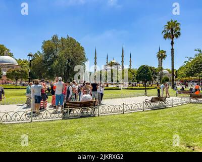 Istanbul, Türkei - 14. Juli 2022: Gruppe von Touristen, die vor der wunderschönen Sultan Ahmed Moschee, bekannt als die berühmte Blaue Moschee in Istanbul, spazieren. Stockfoto