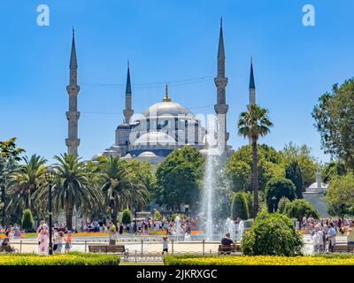 Istanbul, Türkei - 14. Juli 2022: Wunderschöne Sultan Ahmed Moschee, bekannt als die berühmte Blaue Moschee in Istanbul. Blick auf den Brunnen. Tourist Wandern im Park Stockfoto