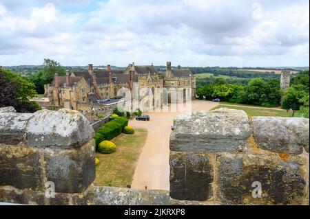 Blick von der Aussichtsplattform auf der Dachterrasse von Abbey auf Abbots große Halle in Battle, East Sussex, England. Stockfoto