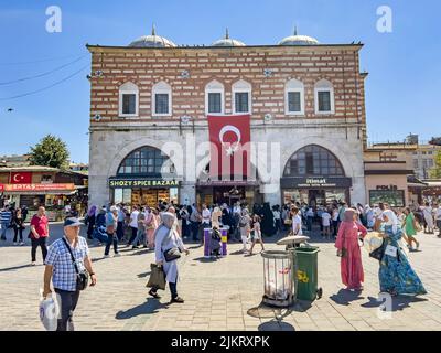 Istanbul, Türkei, 07.14.2022: Wunderschöner Gebäudeeingang des traditionellen alten ägyptischen Gewürzmarktes in Eminonu neben dem berühmten Großen Basar. Stockfoto