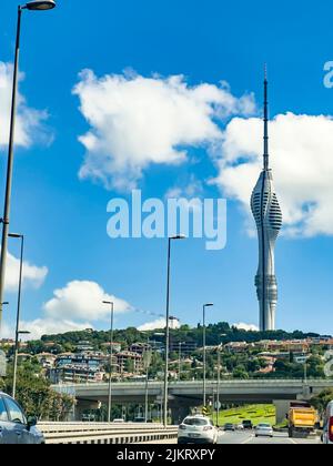 Neuer Fernsehradio-Turm auf dem Kucuk Camlica Hügel in Istanbul, Türkei. Ein Telekommunikationsgebäude mit Aussichtsplatten und Restaurants im Stadtteil Uskudar Stockfoto