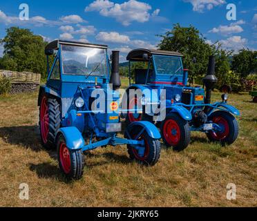 Zwei Oldtimer-Bulldog-Traktoren von Lanz, Deutschland, Europa Stockfoto