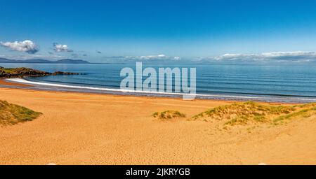 RED POINT STRAND ROSS UND CROMARTY SCHOTTLAND BLAUES MEER UND HIMMEL MIT GRAS BEDECKTEN DÜNEN IM SOMMER Stockfoto