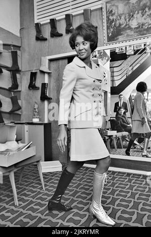 NANCY WILSON (1937-2018) die amerikanische Sängerin, die March1968 in der Oxford Street, London, nach Stiefeln umkauft. Foto: Tony Gale Stockfoto