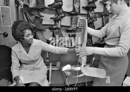 NANCY WILSON (1937-2018) die amerikanische Sängerin, die March1968 in der Oxford Street, London, nach Stiefeln umkauft. Foto: Tony Gale Stockfoto