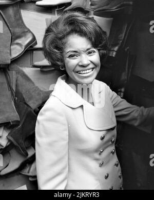 NANCY WILSON (1937-2018) die amerikanische Sängerin, die March1968 in der Oxford Street, London, nach Stiefeln umkauft. Foto: Tony Gale Stockfoto