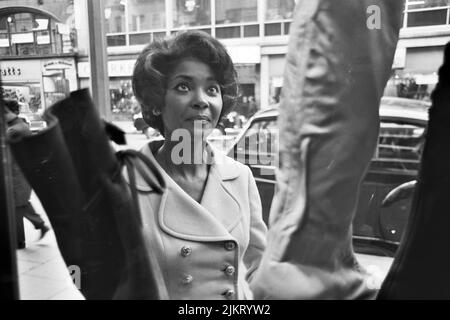 NANCY WILSON (1937-2018) die amerikanische Sängerin, die March1968 in der Oxford Street, London, nach Stiefeln umkauft. Foto: Tony Gale Stockfoto