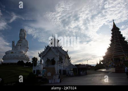 White Quan Yin oder Kuan Yin chinesische Göttin Statue und Ucobot Kirche für thai Menschen Reisende Reise besuchen Respekt beten Segen im Wat Huay Pla Ka Stockfoto