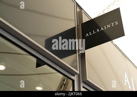 Nahaufnahme des Eintritts des Verkaufszentrums AllSaints British Fashion im Ashford Outlet Center, Kent, England. Stockfoto