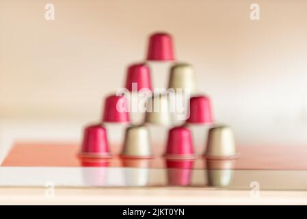 Eine Pyramide aus italienischen Kaffeepads in rotem Boden Stockfoto