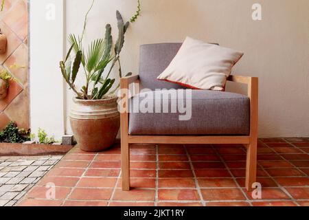 Sessel, Stuhl, Sofa, Struktur aus massivem Naturholz, Sitz und Rückenlehne aus Stoff Stockfoto