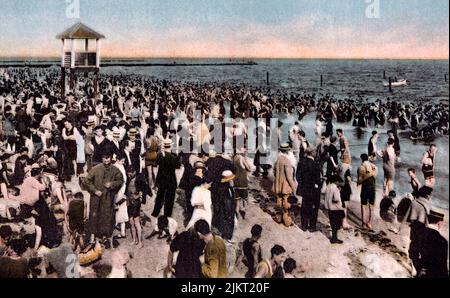 Ein Blick auf die Badeszene auf Coney Island, um 1920 Stockfoto