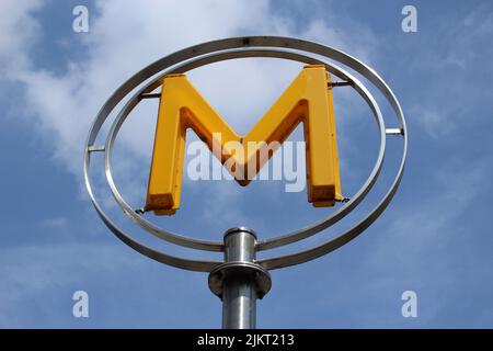 Moderne Version des Pariser Metro-Schildes - ein einzelnes helles gelbes HauptstadtM Stockfoto