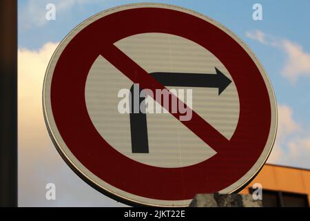 Kein Rechtsabbiegen auf Straßenschild Stockfoto