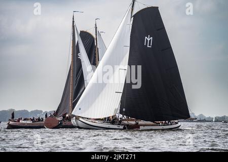 2022-08-03 14:49:56 TERHERNE - Skutsjes in Aktion auf dem Sneekermeer. Am dritten Tag von Skutsjesilen rufen die friesischen Segelschiffe in Terherne an. ANP SIESE VEENSTRA niederlande Out - belgien Out Stockfoto