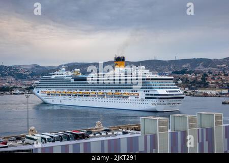 Costa Pacifica Kreuzfahrtschiff Ankunft In Genua Italien Kreuzfahrthafen In Dusk Stockfoto