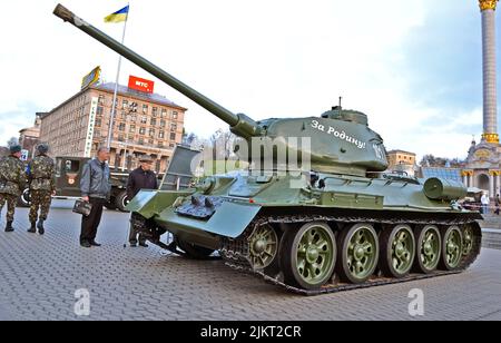 Tank T-34. Militärwagen-Ausstellung in der Kreshatik-Straße in Kiew, Ukraine. Straßenausstellung im Freien, die der Befreiung der Stadt Kiew von den Nazi-Truppen gewidmet ist. Stockfoto