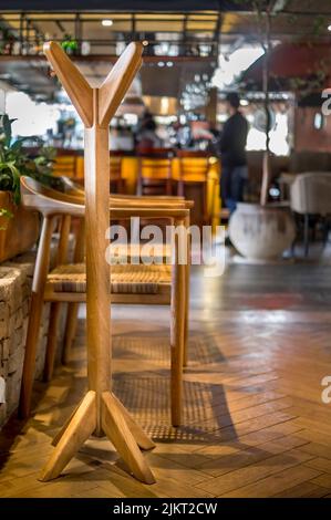 Garderobe in einem Restaurant für Taschen und Hüte der Gäste Stockfoto