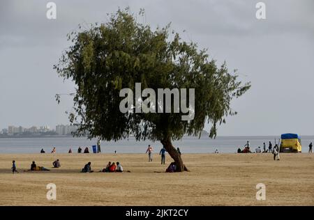 Mumbai, Maharashtra, Indien. 3. August 2022. Am 03. August 2022 verbrachten die Menschen eine Abendzeit in der Girgaon Chowpatty Seabeach in Mumbai, Indien. (Bild: © Indranil Aditya/ZUMA Press Wire) Stockfoto