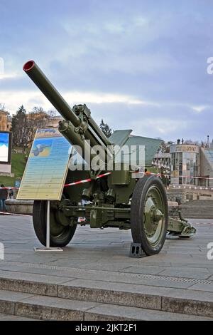 Militärwagen-Ausstellung in der Kreshatik-Straße in Kiew, Ukraine. Straßenausstellung im Freien, die der Befreiung der Stadt Kiew von den Nazi-Truppen gewidmet ist. Stockfoto