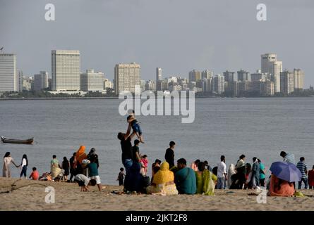 Mumbai, Maharashtra, Indien. 3. August 2022. Am Abend des 03. August 2022 verbrachten die Menschen in Mumbai, Indien, eine Zeit in der Girgaon Chowpatty-Seebeach mit einem Stadtbild im Hintergrund. (Bild: © Indranil Aditya/ZUMA Press Wire) Stockfoto