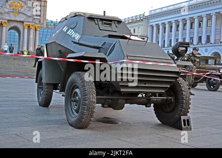 Militärwagen-Ausstellung in der Kreshatik-Straße in Kiew, Ukraine. Straßenausstellung im Freien, die der Befreiung der Stadt Kiew von den Nazi-Truppen gewidmet ist. Stockfoto