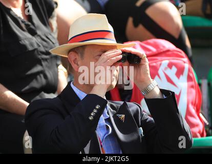 Der Earl of Wessex, der die Lawn Bowls am sechsten Tag der Commonwealth Games 2022 in Birmingham im Victoria Park beobachtet. Bilddatum: Mittwoch, 3. August 2022. Stockfoto