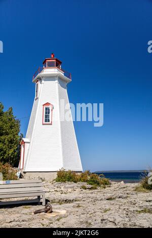 Great Lakes Big Tub Lighthouse Ein Aktiver Leuchtturm, Der 1885 Am Eingang Zum Tobermory Harbour, Tobermory, Ontario, Kanada, Erbaut Wurde Stockfoto