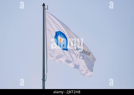 04. Juni 2022, Antalya, Türkei: Stadtgebiet von Antalya und türkische Flagge gegen blauen Himmel Stockfoto