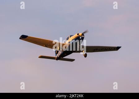 Piper PA-28-161 Cherokee Warrior II von Falcon Flying Services nimmt am Londoner Flughafen Southend, Essex, Großbritannien, ab. Klettern in Richtung Sonnenuntergang, glühend rot Stockfoto