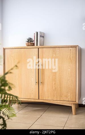 Stilvoller und moderner Luxus-Holzlagerbüffetschrank für Innenräume Möbel in isoliertem Hintergrund Stockfoto