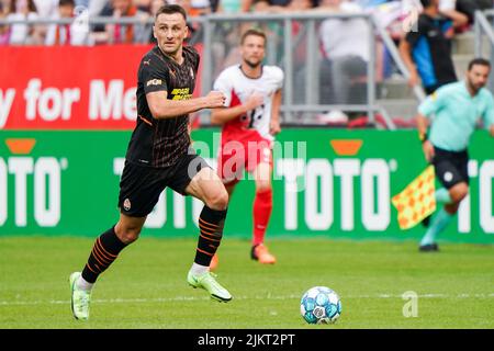 UTRECHT, NIEDERLANDE - 30. JULI: Andriy Totovytskyi von Shakhtar Donetsk läuft beim Vorsaison-Freundschaftsspiel zwischen FC Utrecht und FK Sjachtar Donetsk am 30. Juli 2022 im Stadion Galgenwaard in Utrecht, Niederlande (Foto: Joris Verwijst/Orange Picts) Stockfoto