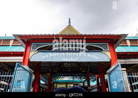 Sir Selwyn Selwyn-Clarke Market farbenfrohes Gebäude mit rotem, blauem und türkisfarbenem Dach und Wänden, Blick vom Eingangstor auf Victoria, Seychellen. Stockfoto