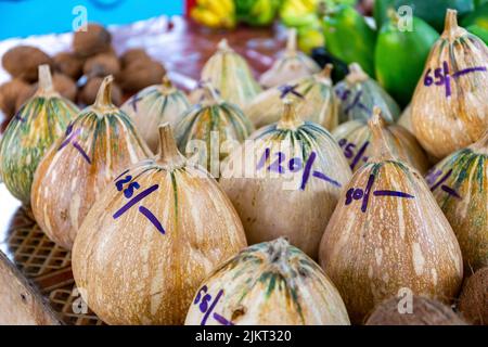 Orangen- und Grüngemüse mit Preisen auf einem Marktstand im Sir Selwyn Selwyn-Clarke Market, Victoria, Seychellen. Stockfoto