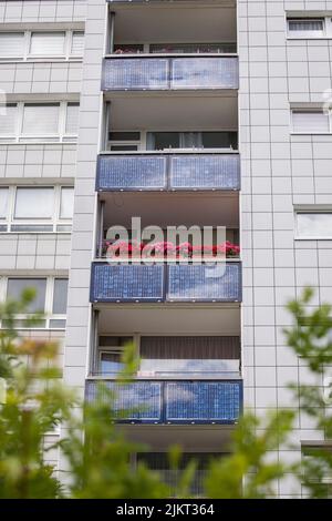 Sonnenenergie-Wohnanlage in Köln-Bocklemuend, Photovoltaik-Anlage, Solarmodule an den Balkonbalustraden, Köln, Deutschland. Solarsiedlung in K Stockfoto