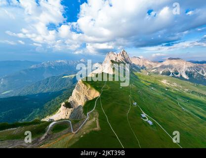 Blick von oben, atemberaubende Luftaufnahme der Bergkette von Seceda an einem schönen sonnigen Tag. Stockfoto